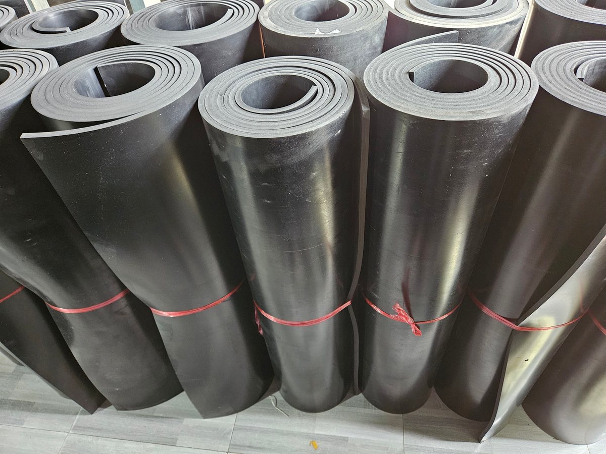 Cuộn cao su tấm dựng đứng thành hàng